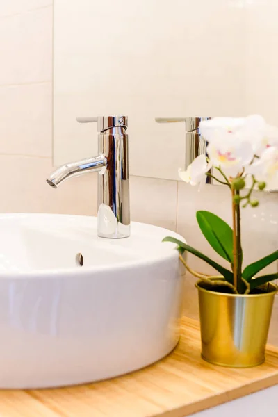 Keramisches Wasserhahn-Waschbecken mit Wasserhahn mit dekorativer Blume im teuren Dachboden Bad oder Küche — Stockfoto