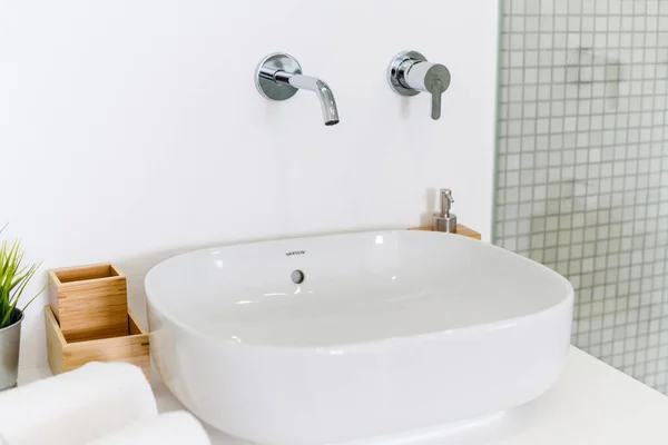 Keramické Vodní kohoutek dřez s kohoutkem s mýdlem a ručníkem v drahé podkrovní koupelně nebo kuchyni — Stock fotografie