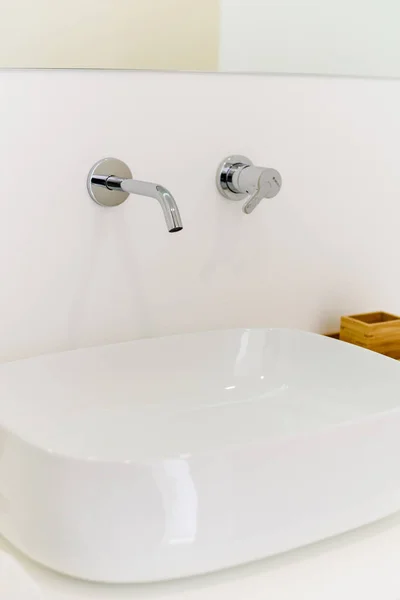 Fregadero de grifo de agua de cerámica con grifo con jabón y toalla en baño loft caro o cocina —  Fotos de Stock