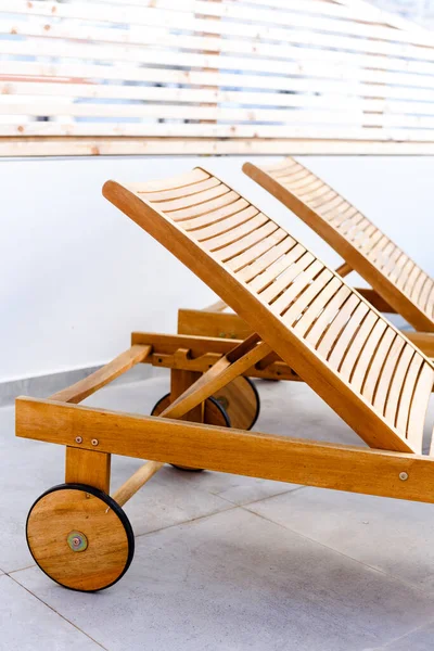 Trä schäslonger solarium med hjul i uteplats — Stockfoto