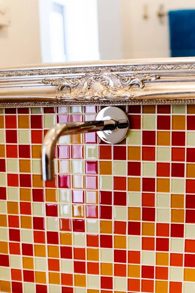 Keramické Vodní Kohoutek Dřez Kohoutkem Vinobraní Zrcadlo Drahé Podkrovní Koupelně — Stock fotografie
