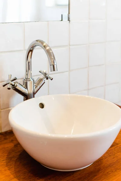 Keramische Water Kraan Spoelbak Met Kraan Met Zeep Shampoo Dispensers — Stockfoto