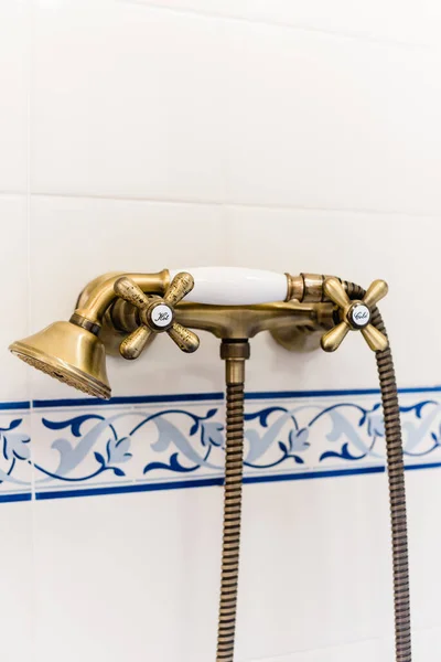 Klasik Musluk Duş Lavabosu Pahalı Bir Çatı Katında Sabun Havluyla — Stok fotoğraf