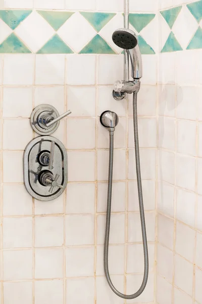 Retro Vízcsapoló Zuhanyzó Csap Csapvíz Szappannal Törölközővel Drága Loft Fürdőszobában — Stock Fotó
