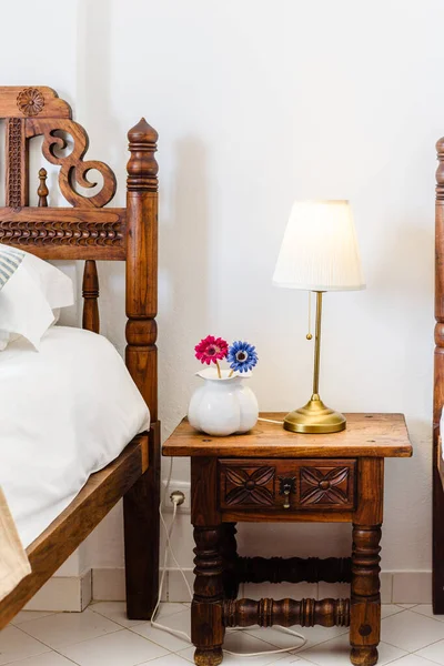 Beistelltisch Mit Weißer Lampe Schlafzimmer Mit Holzbett — Stockfoto