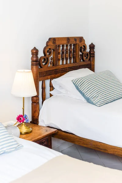 Mesa Auxiliar Con Lámpara Blanca Dormitorio Con Cama Madera Vintage — Foto de Stock