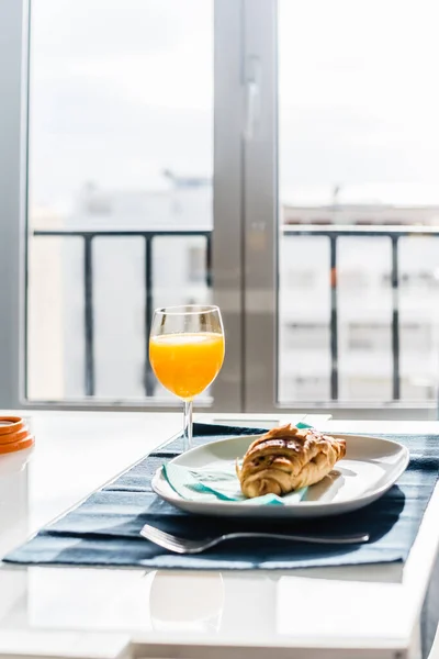 Colazione Due Con Croissant Succo Arancia Alla Finestra — Foto Stock