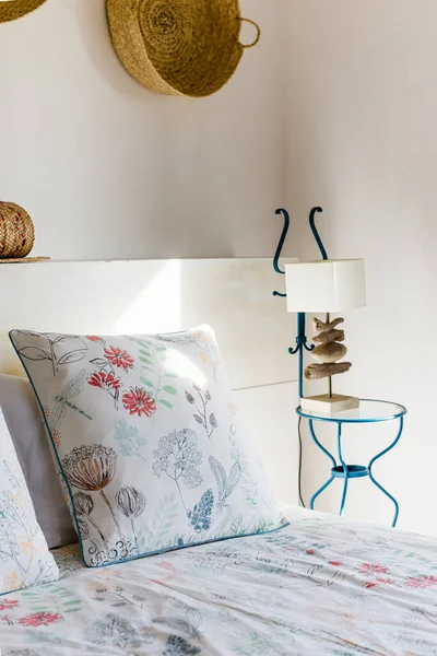 Beistelltisch Mit Weißer Lampe Schlafzimmer Mit Holzbett — Stockfoto