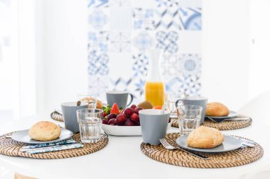 Gri arka planda kızarmış ekmek ve bir bardak meyve suyu tabağı, üst manzara.