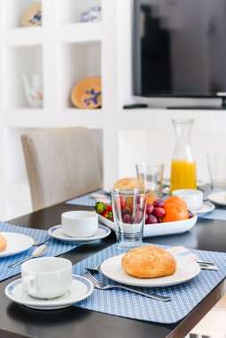 Gri arka planda kızarmış ekmek ve bir bardak meyve suyu tabağı, üst manzara.