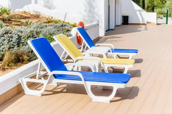 Schwimmbad Mit Bunten Liegestühlen — Stockfoto