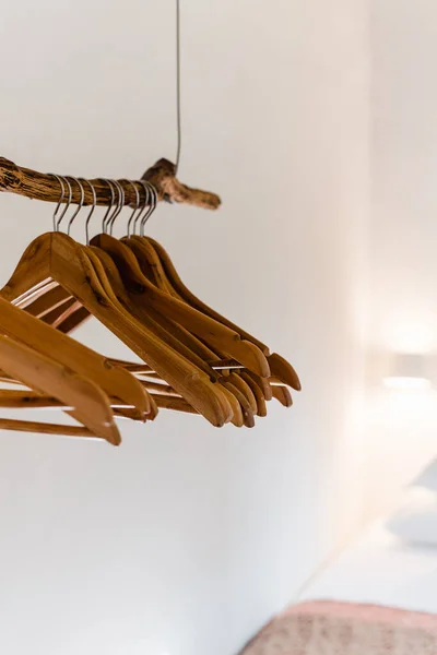 Kleiderbügel Aus Holz Mit Unschärfe Und Weißem Hintergrund — Stockfoto