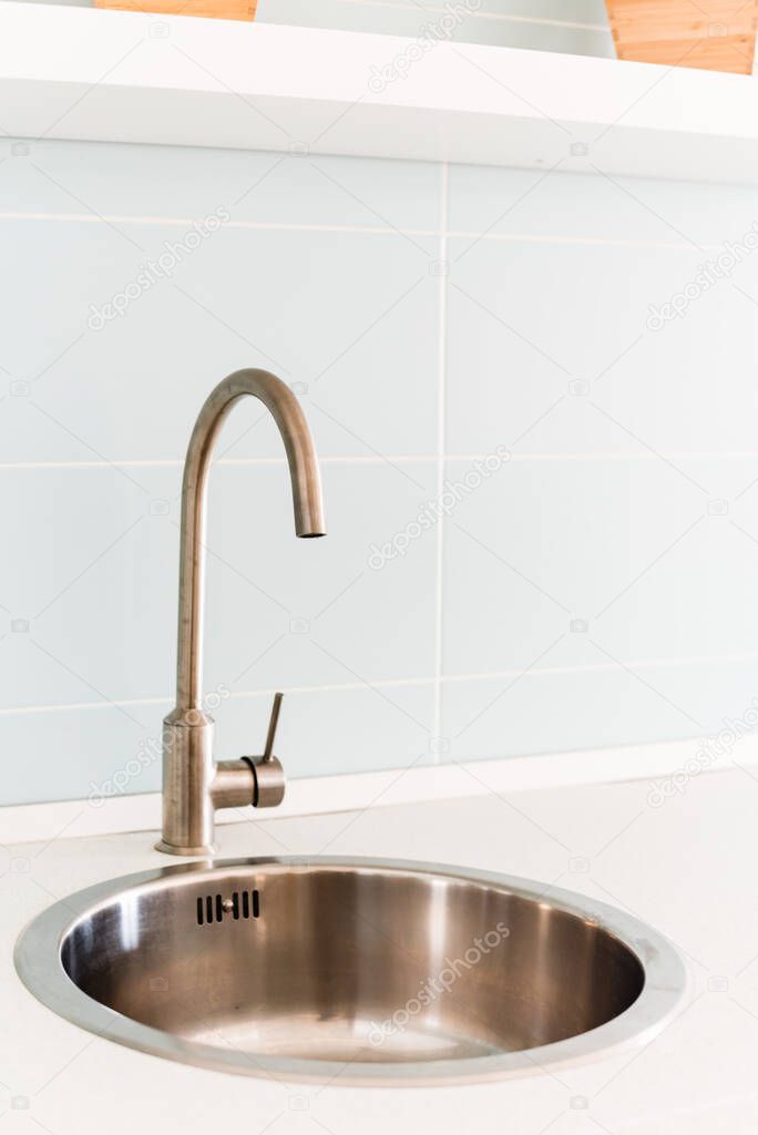 Kitchen faucet for tap water with a metal sink