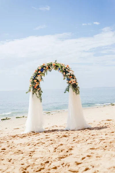 Lieu Mariage Plage Installation Mariage Cabane Arche Belvédère Décoré Fleurs — Photo