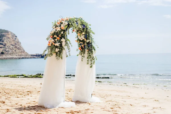 美丽的海滩婚礼场地布置在卡巴纳斯海滩 装饰着花拱门 — 图库照片