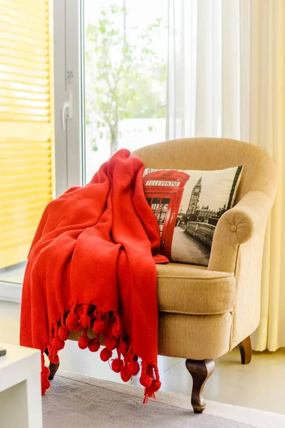 Beżowy Fotel Poduszkami Czerwonym Kocem Przy Francuskim Oknie Salonie — Zdjęcie stockowe