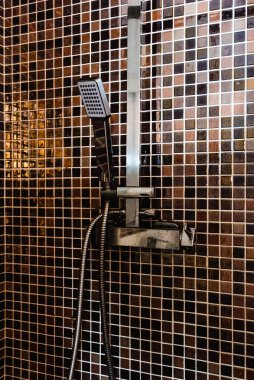 Modern banyoda metal başlı koyu kahverengi seramik seramik seramik döşeme kabini