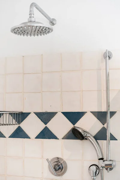 Keramische Douche Tegels Cabine Met Metalen Kop Met Zeep Handdoek — Stockfoto