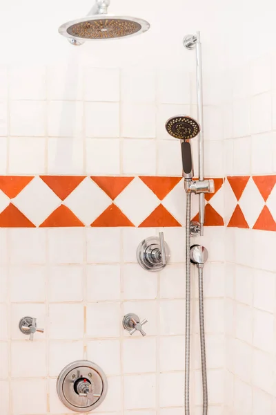 Kerámia Zuhanyzó Csempe Kabin Fém Fejjel Szappannal Törölközővel Modern Fürdőszobában — Stock Fotó
