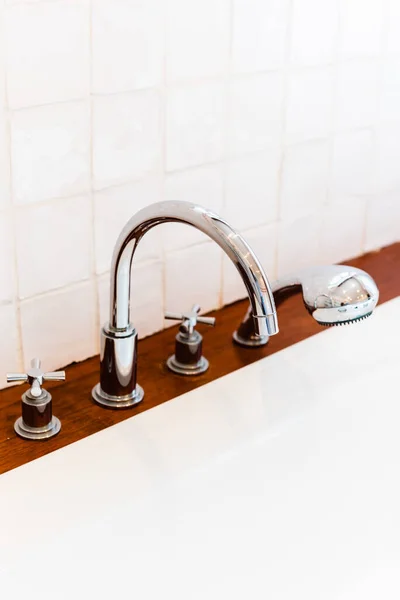 Keramisches Wasserhahn Waschbecken Mit Wasserhahn Mit Seife Und Shampoo Spender — Stockfoto