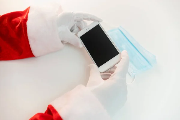 Babbo Natale Maschera Medica Con Uno Smartphone Saluti Online Servizi — Foto Stock