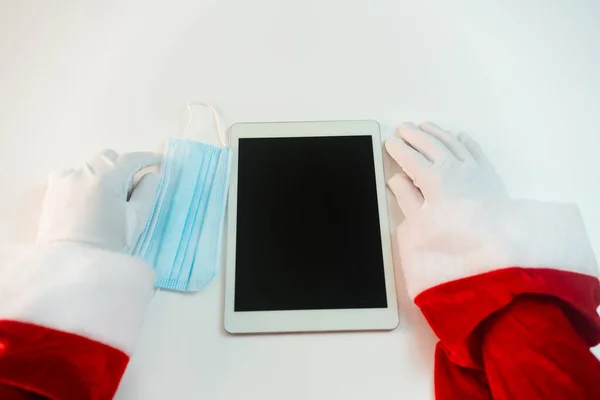 Kerstman Een Medisch Masker Met Een Tablet Online Groeten Bestellen — Stockfoto