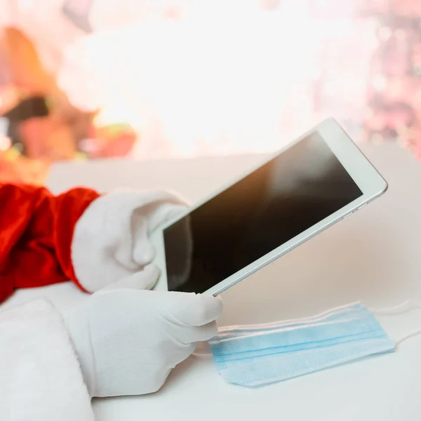 Babbo Natale Maschera Medica Con Una Tavoletta Saluti Online Servizi — Foto Stock