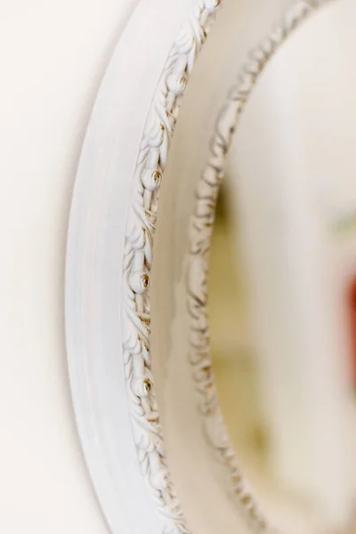 Ahşap Beyaz Süslemenin Bir Parçası Oyulmuş Ayna Çerçevesi Eski Usul — Stok fotoğraf