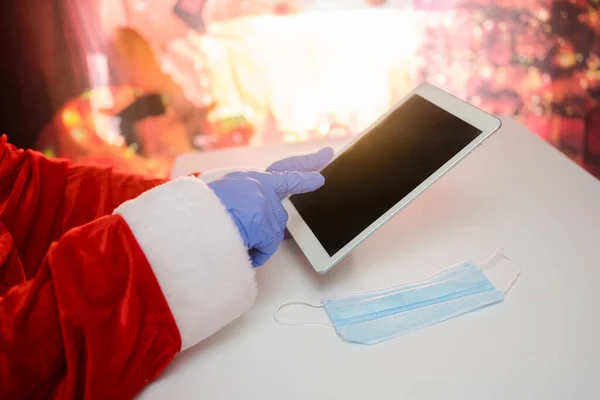 Der Weihnachtsmann Medizinischer Maske Mit Einem Tablet Online Grüße Bestellservice — Stockfoto