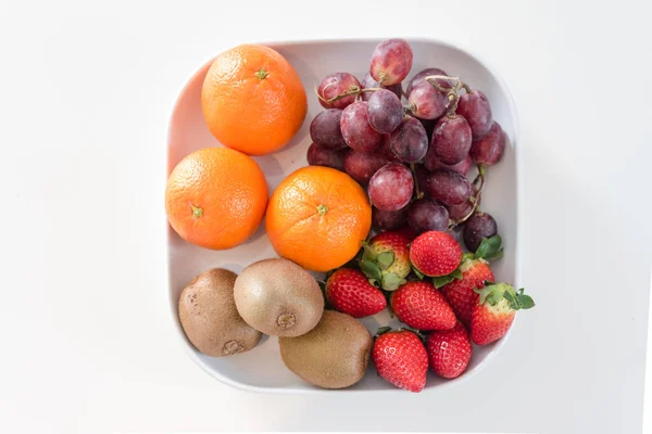 Fruits Tropicaux Frais Mélangés Sur Assiette Blanche Pour Petit Déjeuner — Photo