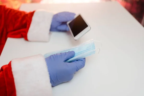 Santa Claus Una Máscara Médica Con Smartphone Saludos Línea Servicios — Foto de Stock