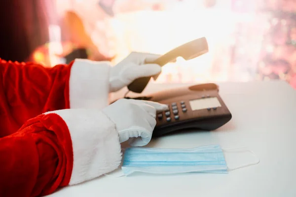 Santa Claus Una Máscara Médica Con Viejo Teléfono Línea Fija — Foto de Stock