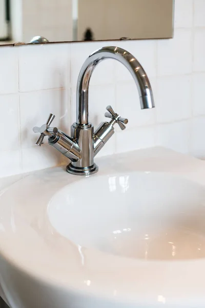 Keramische Water Kraan Spoelbak Met Kraan Met Zeep Shampoo Dispensers — Stockfoto