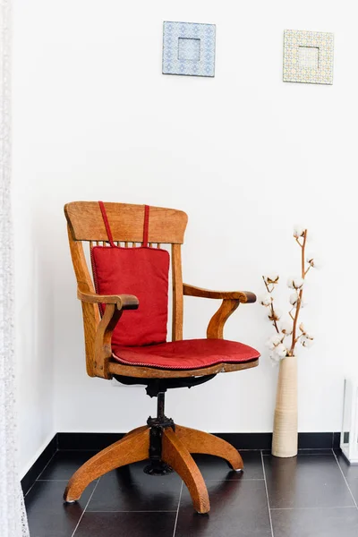 古董红色扶手椅 靠近花瓶的白色墙壁 有棉花和灯笼 — 图库照片