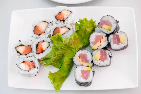 Set Rollos Sushi Mano Con Palillos Para Sushi Sobre Plato — Foto de Stock