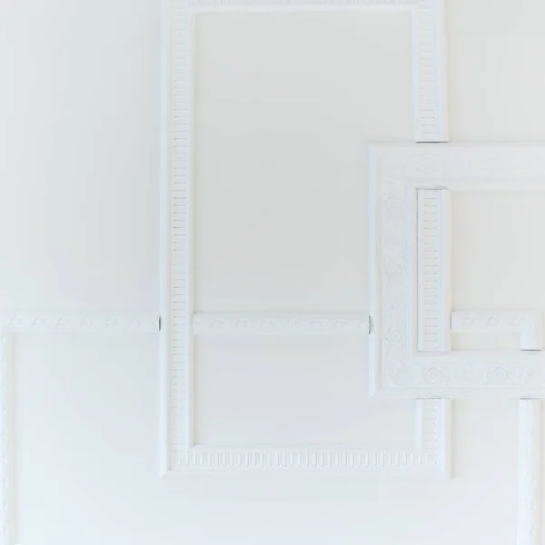 Weißes Holzdekor Vor Der Weißen Wandkulisse Künstlerischer Hintergrund Der Für — Stockfoto