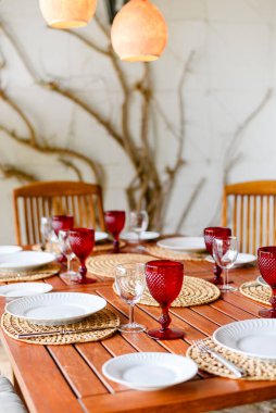 Akşamları masada kırmızı bardaklar