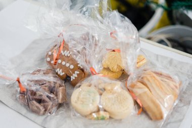 Geleneksel badem kurabiyesi, şeker, baharat ve kırsal kesimde doğal keten arka planda eski tip merdane. Üst görünüm hala doğal ışık ile yaşam.