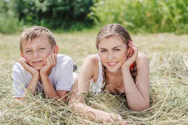Teenager Schwester Und Kleiner Bruder Liegen Einem Sommertag Freien Auf Stockbild