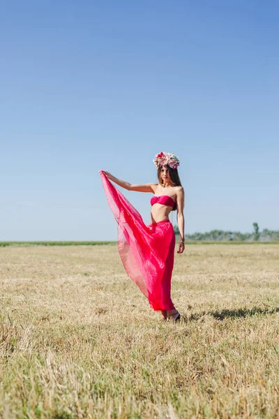 Neşeli Bir Yaz Zamanı Havalı Kırmızı Elbiseli Çiçekli Güzel Bir — Stok fotoğraf