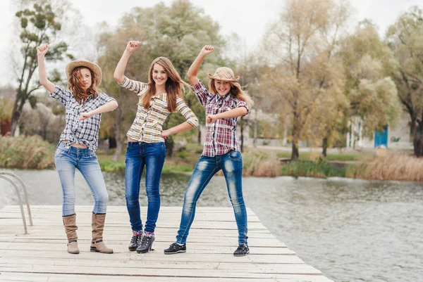 Tre Amiche Adolescenti Felici All Aperto Vicino Fiume Lago Che Fotografia Stock