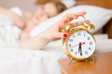 AlarmClock zaman uyan kapalı engelleme & saat bakarak güzel sarışın genç kadın