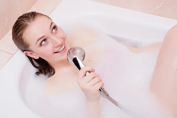 Spa cantando: usando chuveiro como microfone atraente feliz sorrindo menina loira bela jovem relaxante tomando banho e olhando para foto retrato do retrato espaço cópia — Fotografia de Stock