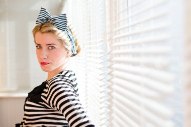 portre portre pinup kız güzel sarışın genç kadın kılığında & üzerinde Güneş aydınlatma kameraya bakarak vakit windows arka güneşlik.