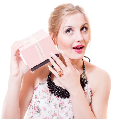 güzel sarışın genç kadın mavi gözlü seksi kadın mutlu gülümseyerek & beyaz arka plan resmi izole kopya alanı bakarak eğlenceli hediye veya mevcut pembe kutu sahip portre portre