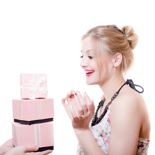 Imagen de recibir regalos o regalos sorprendidos atractiva mujer joven rubia elegante hembra divertirse feliz sonriendo aislado sobre fondo blanco retrato —  Fotos de Stock