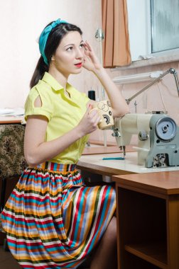 Dikiş Atölyesi güzel esmer genç kadın pinup kız kırmızı dudakları ve çivi sarı elbise mavi kurdele çay içme & seyir pencere portre portre resim onun kafa tutan Kupası