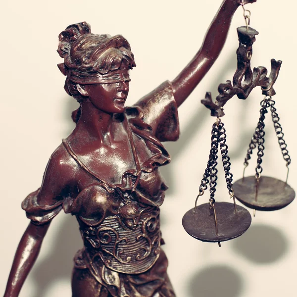 Close-up beeld van de Vrouwe Justitia of themis schaal blinddoek houden op witte achtergrond — Stockfoto