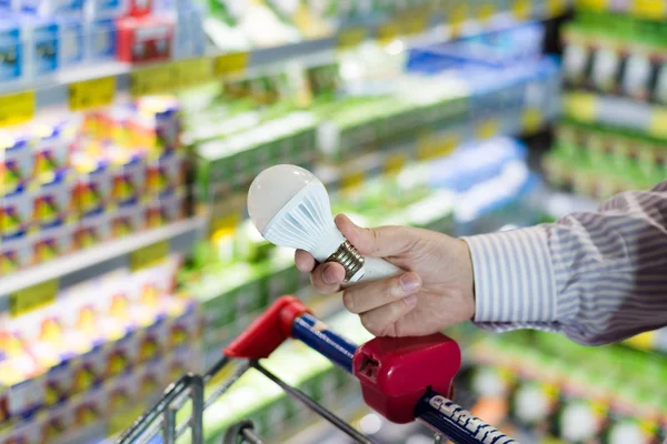 Man hand som håller glödlampan lampan — Stockfoto