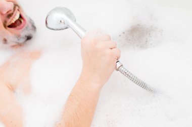 şarkı söyleyen erkek Spa: eğleniyor seksi komik bir adam portresi yakın duş alarak banyo köpüğü ile mutlu şarkı rahatlatıcı